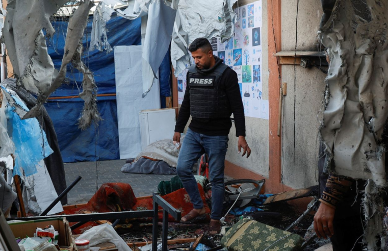 Israel bombardeia tenda com jornalistas ao lado de hospital de Gaza