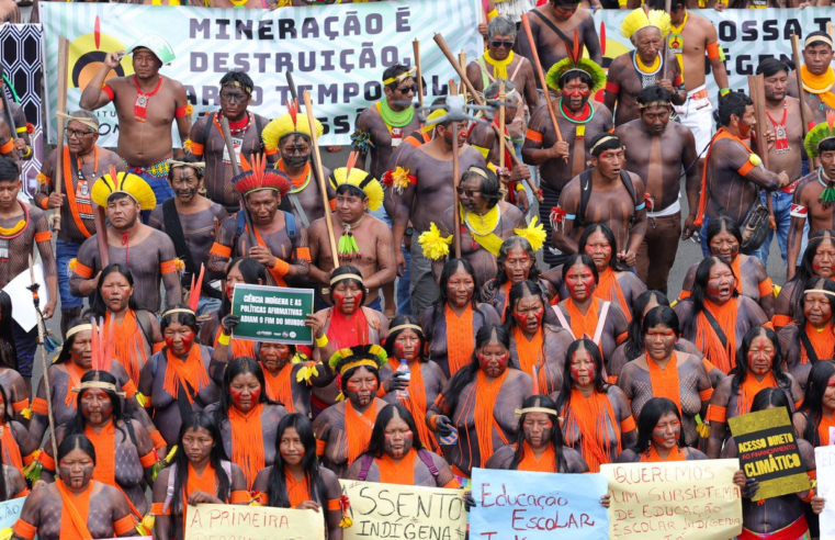 Milhares de indígenas marcham em Brasília em defesa de seus direitos