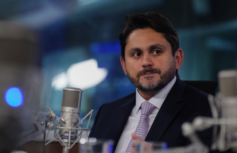 Juscelino Filho oficializa demissão do Ministério das Comunicações