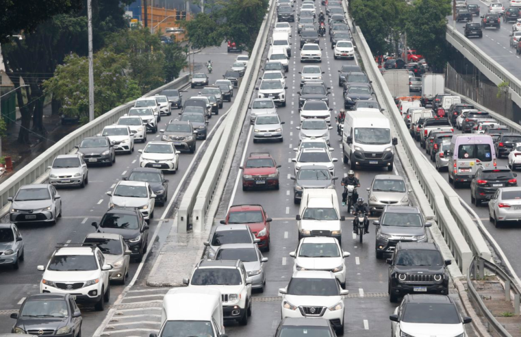 Marginal Tietê permanece interditada devido a buraco na pista central