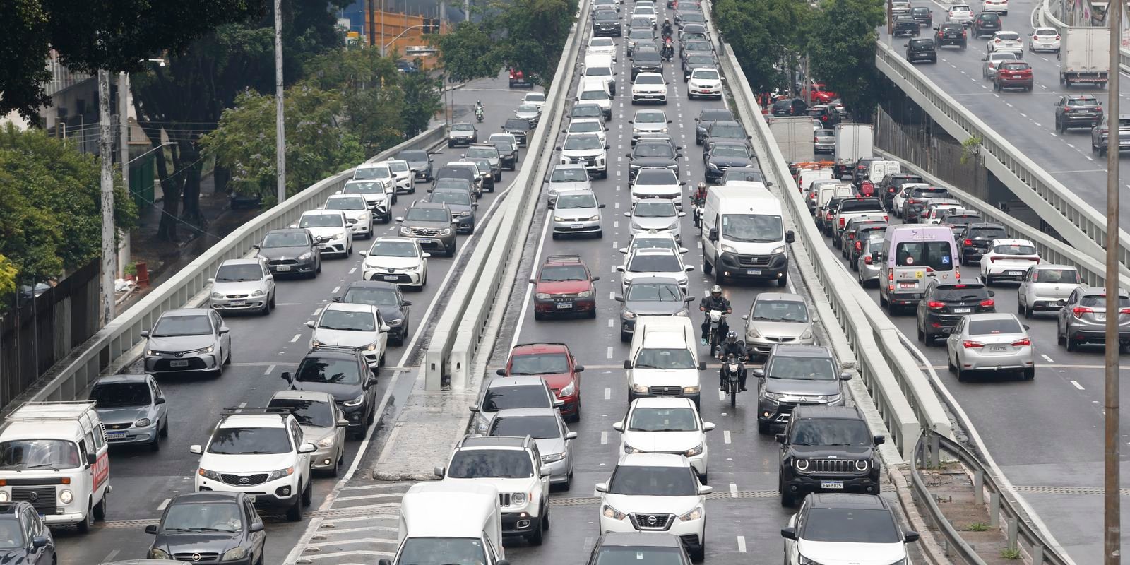 Marginal Tietê permanece interditada devido a buraco na pista central