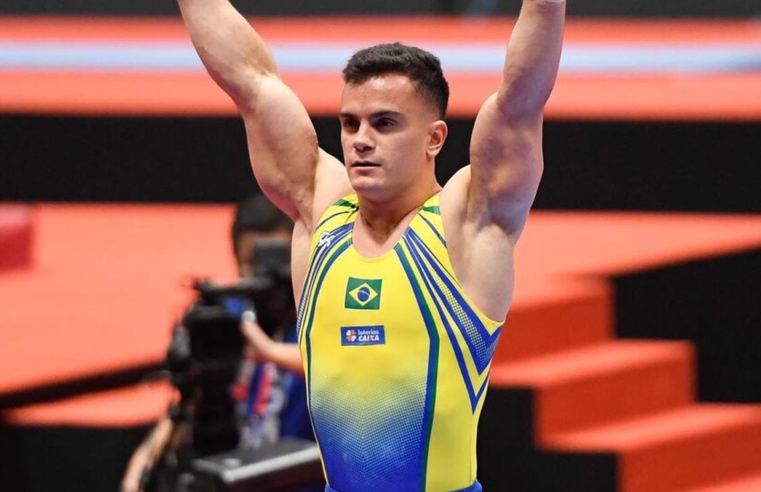 Caio Souza vai à final das barras paralelas em etapa da Copa do Mundo
