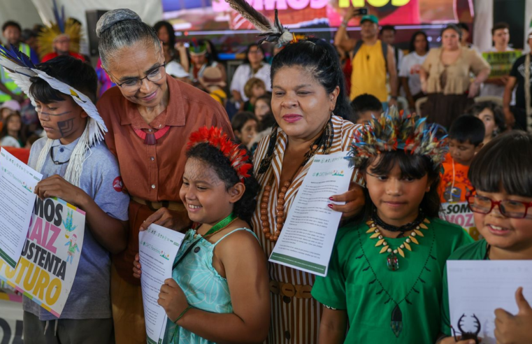 Crianças indígenas entregam manifesto pelo meio ambiente a ministras