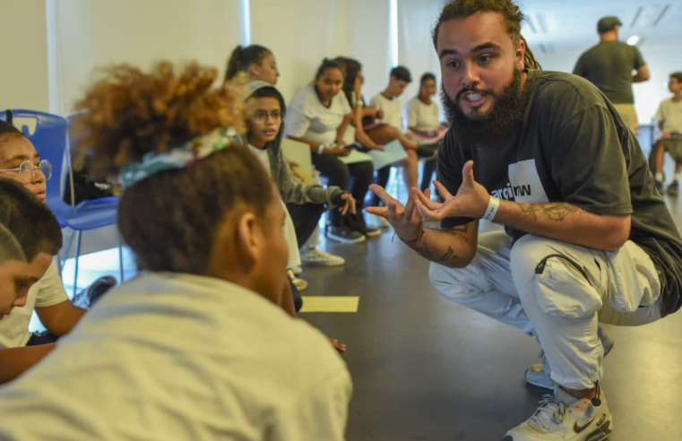 Oficina ensina escrita criativa a partir da cultura do slam no Rio