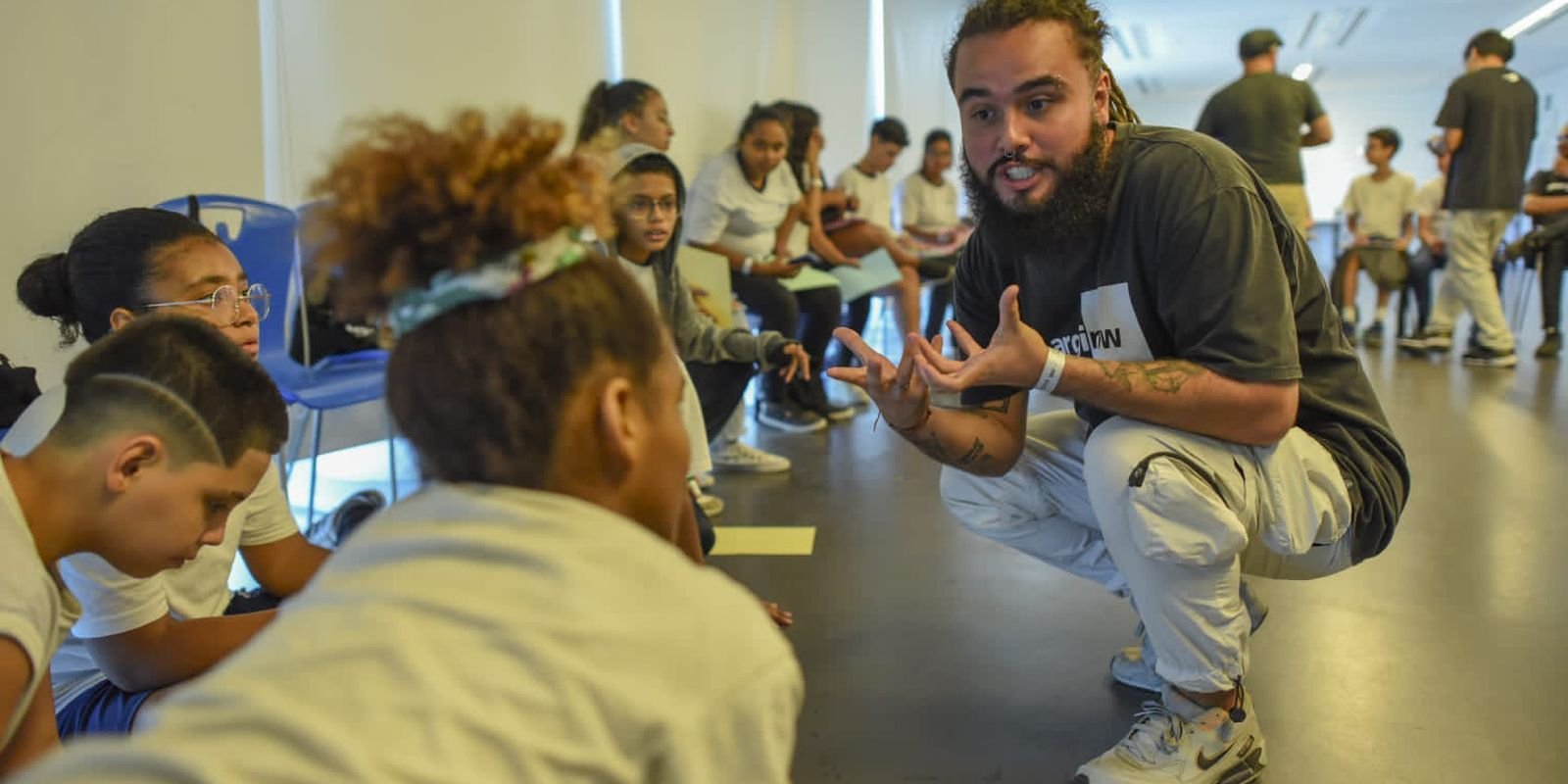 Oficina ensina escrita criativa a partir da cultura do slam no Rio