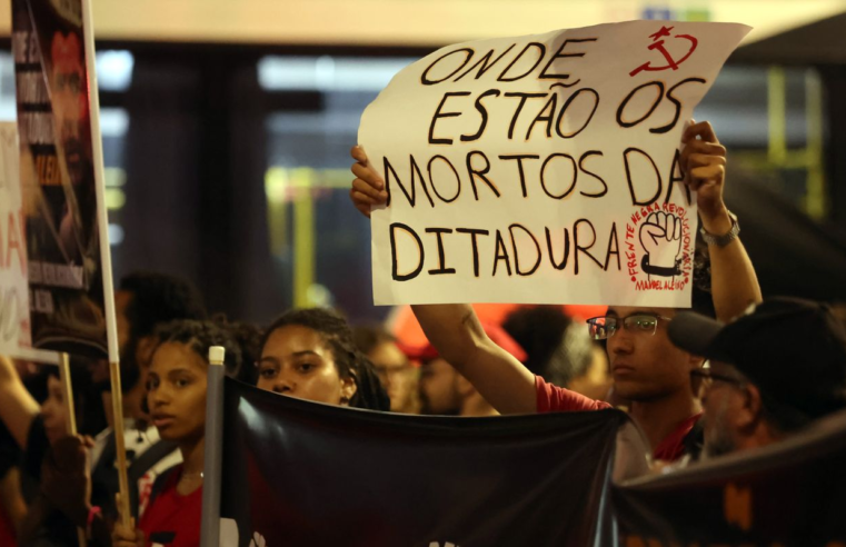 Cordão da Mentira faz desfile "para adiar o fim do mundo"