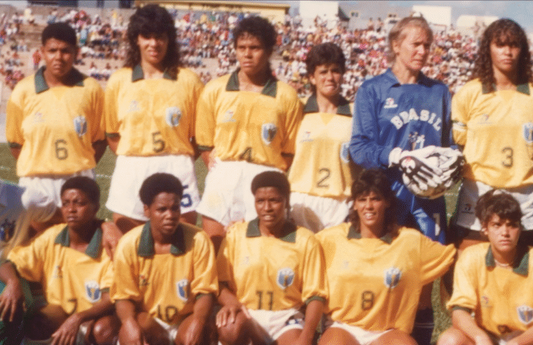 Primeira seleção feminina de futebol do Brasil é tema de documentário