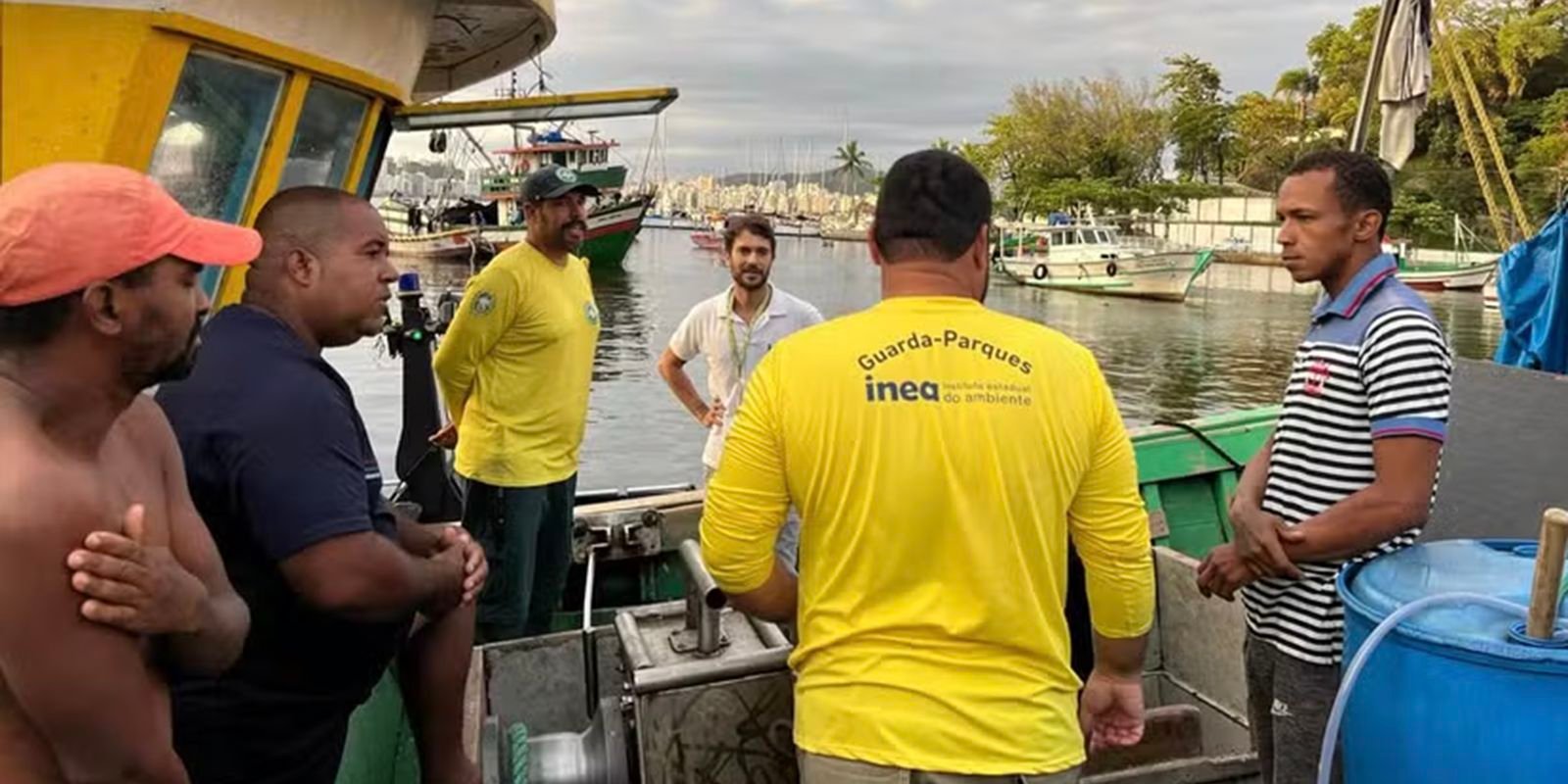 Embarcação é apreendida por pesca predatória em reserva de Niterói