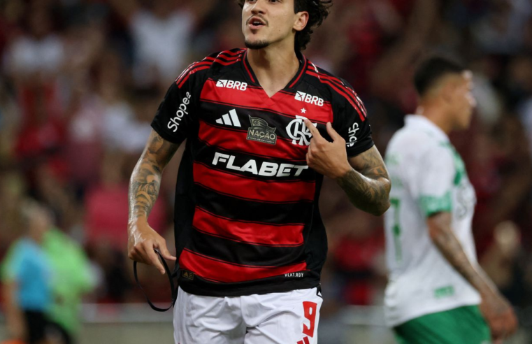 Flamengo goleia no Maracanã para liderar o Campeonato Brasileiro