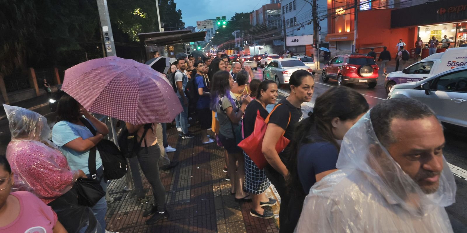 Chuva de sábado em cidades paulistas supera o previsto para todo o mês