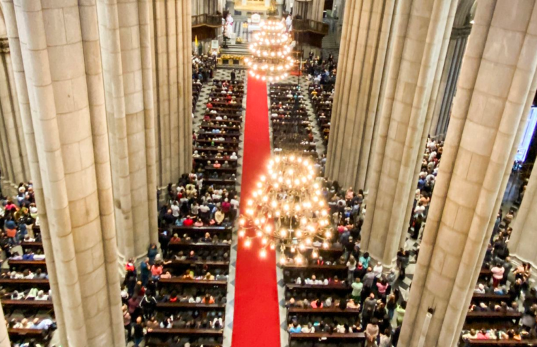 Fiéis lotam Catedral da Sé em missa para homenagear papa Francisco