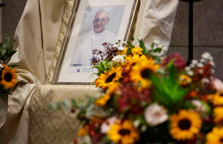 Vaticano confirma morte do papa por AVC e colapso cardiovascular
