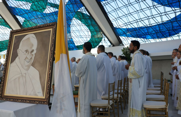 Brasilienses homenageiam papa Francisco nos 65 anos da capital