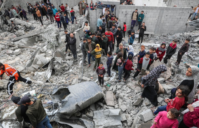 Ataques aéreos israelenses matam 10 em escola com desabrigados