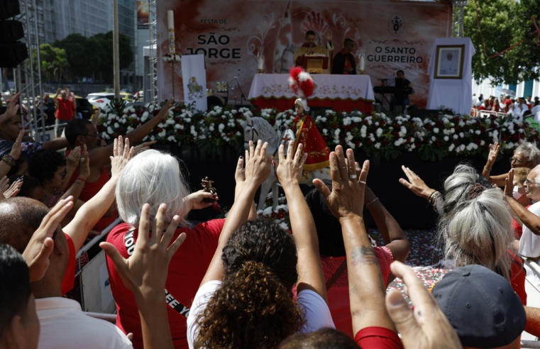 Fiéis de São Jorge e Ogum ocupam as ruas do Rio em festa sincrética