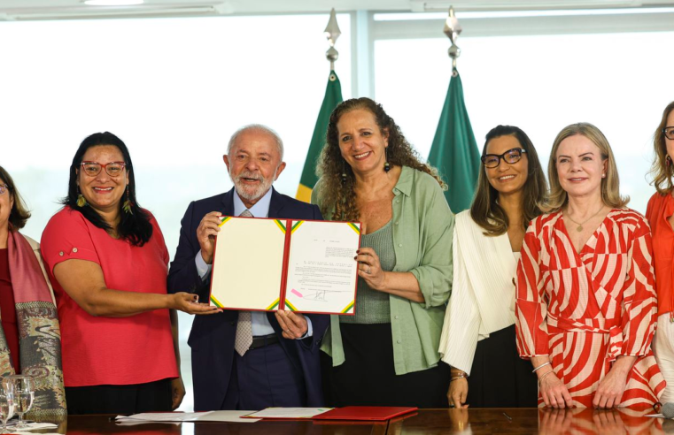 Lula sanciona leis para proteção de direitos das mulheres