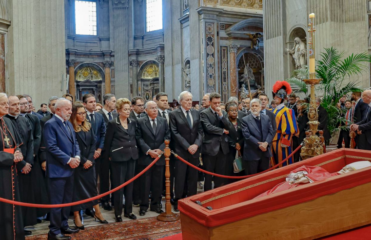 Lula presta homenagem ao papa Francisco em velório no Vaticano