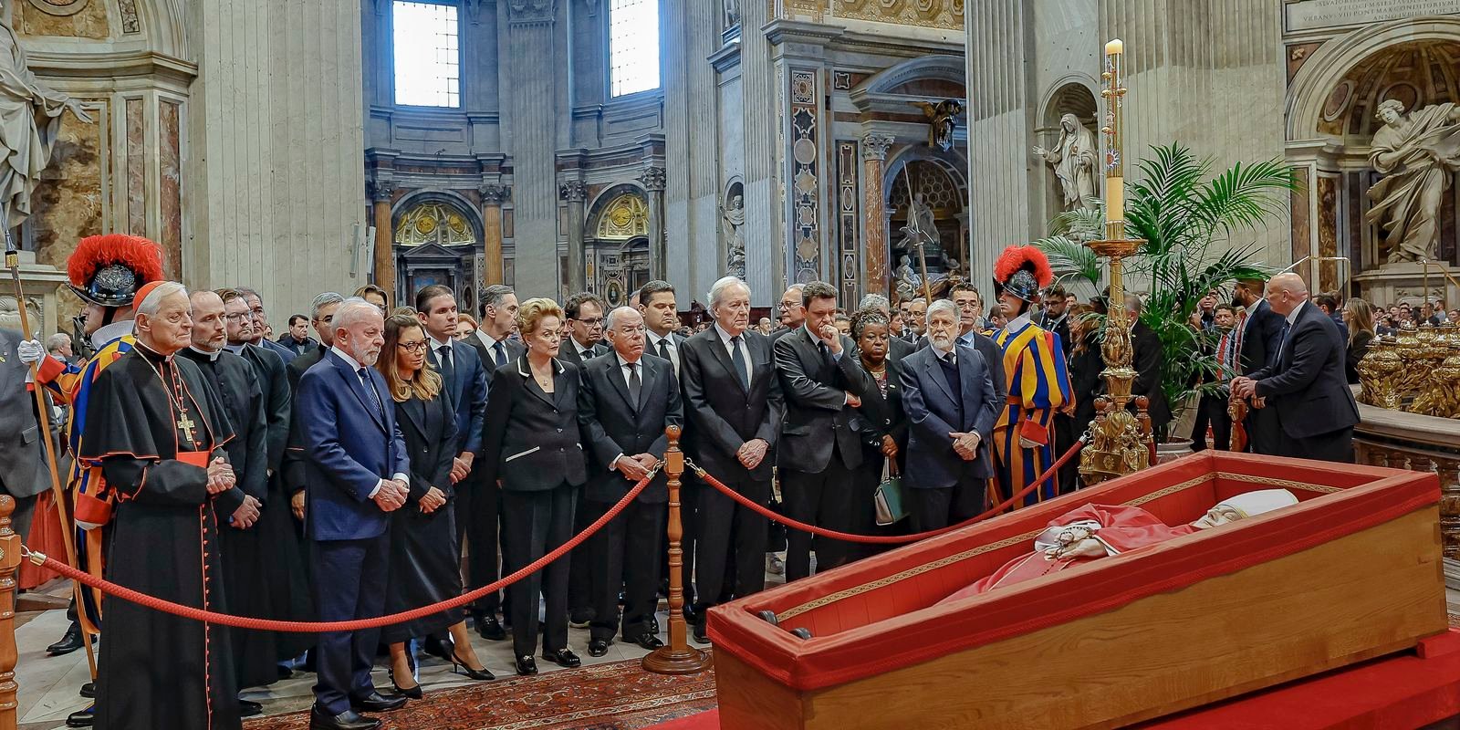 Lula presta homenagem ao papa Francisco em velório no Vaticano