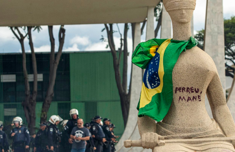 STF tem maioria para condenar mulher que pichou estátua no 8/1