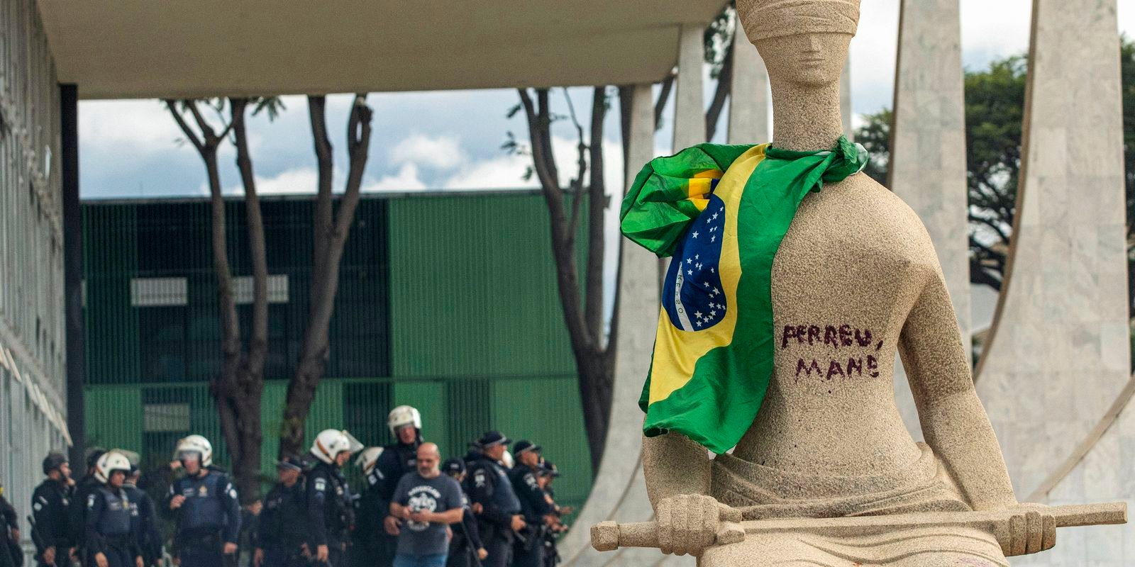 STF condena mulher que pichou estátua a 14 anos de prisão