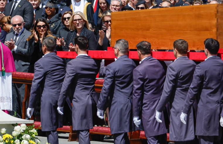 No Vaticano, Lula diz que papa fez história ao combater desigualdades