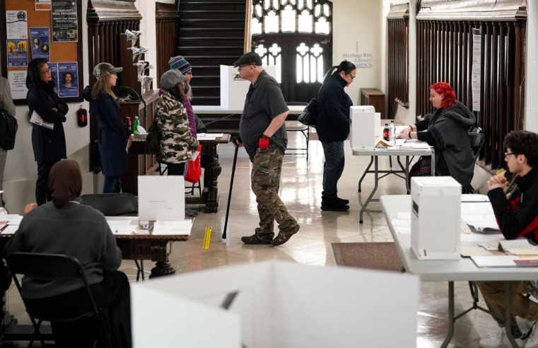 Canadenses vão às urnas em eleição dominada por preocupações com Trump