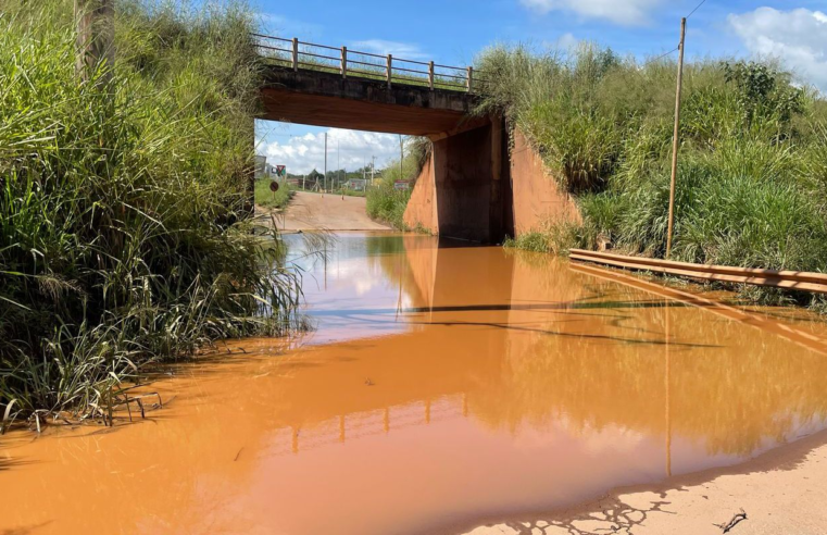 Vazamento de água em tubulação da Vale mobiliza Brumadinho
