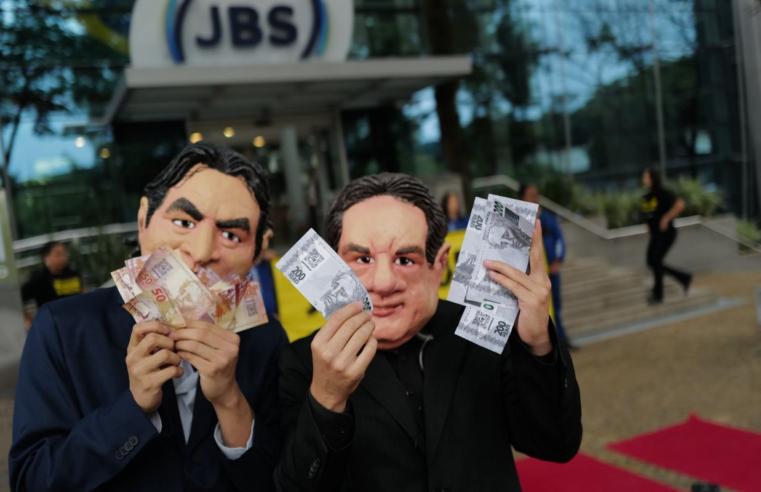 Ativistas do Greenpeace são detidos após protesto na sede da JBS