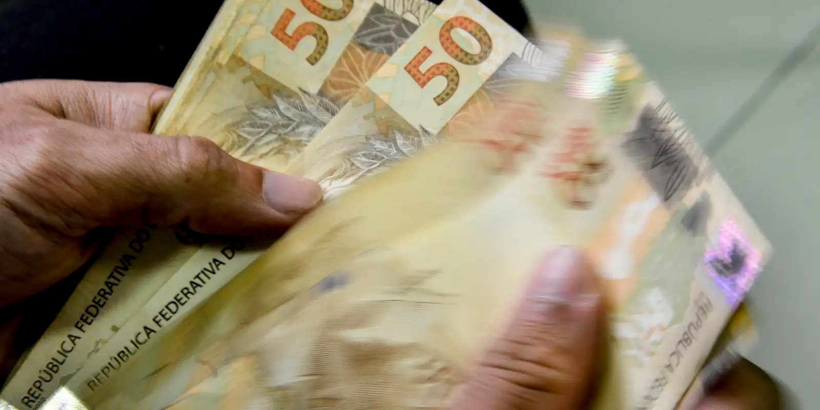 Aposentados do INSS que ganham mais que o mínimo começam a receber 13º