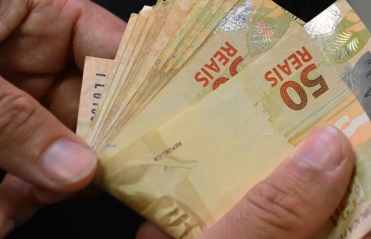 Benefícios sociais garantem rendimento médio recorde de R$ 836 em 2024