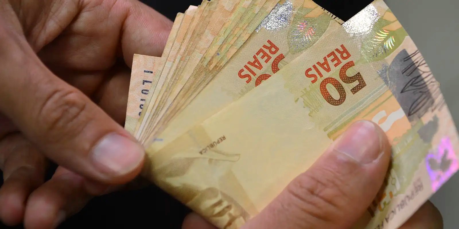 Benefícios sociais garantem rendimento médio recorde de R$ 836 em 2024