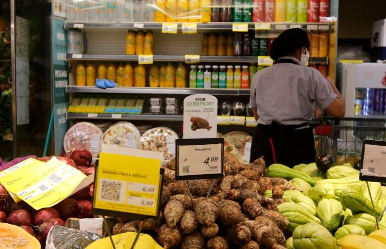 Contratos de trabalho por hora em supermercados aumentam precarização