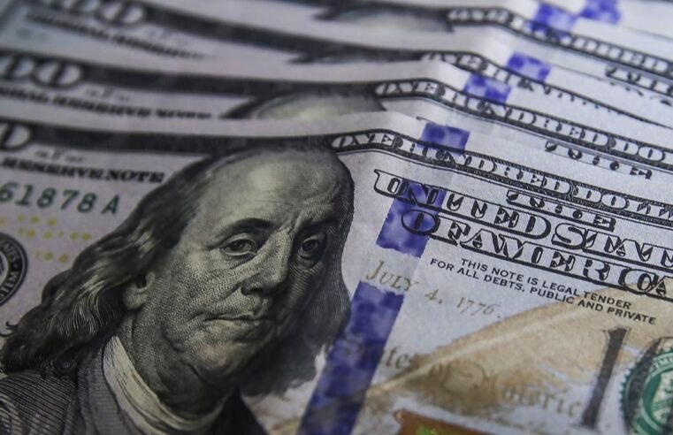Dólar aproxima-se de R$ 5,70 com incertezas sobre IOF
