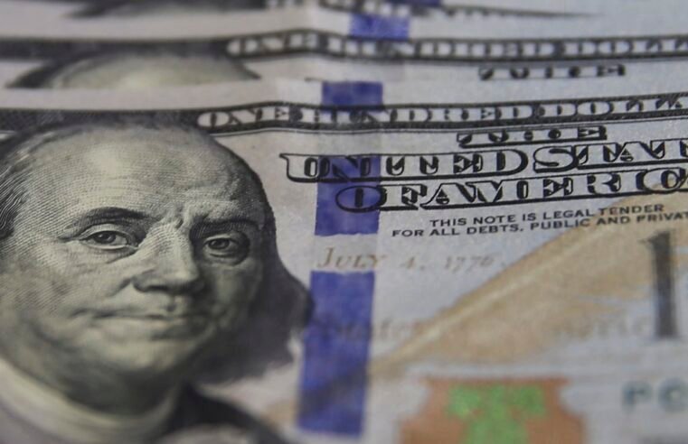 Dólar inicia mês em baixa com chances de negociação entre EUA e China
