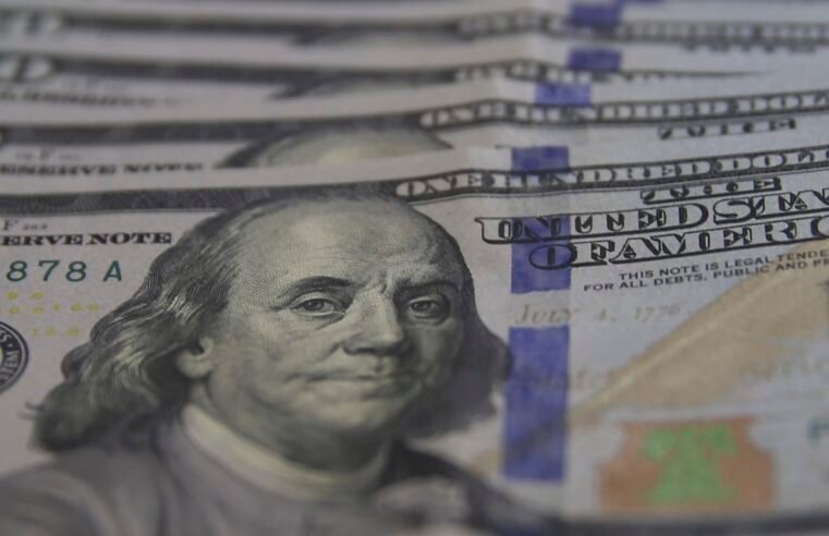 Dólar ultrapassa os R$ 5,70 à espera de juros nos EUA e no Brasil