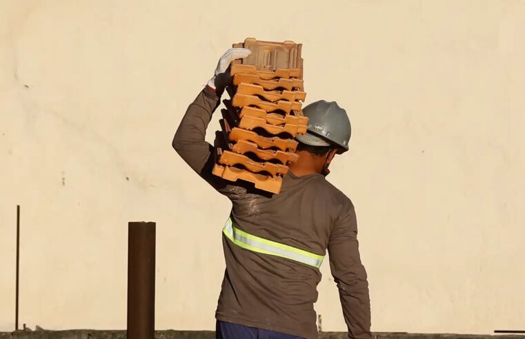 Salário na construção recua 22% em dez anos, diz IBGE