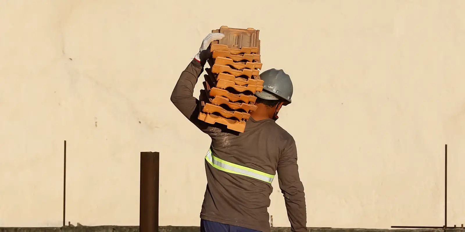Salário na construção recua 22% em dez anos, diz IBGE