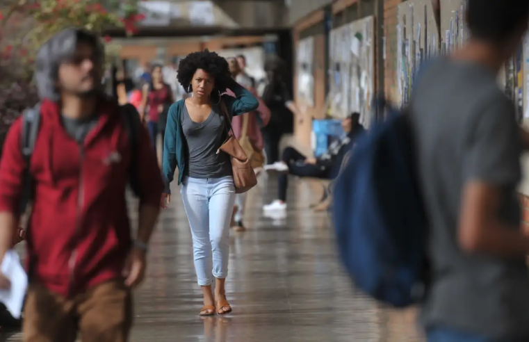 Iniciativa oferece bolsas para alunos negros acessarem ensino superior
