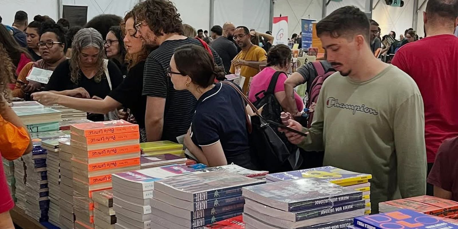 Feira do Livro da Unesp reúne 160 editoras e vai até domingo