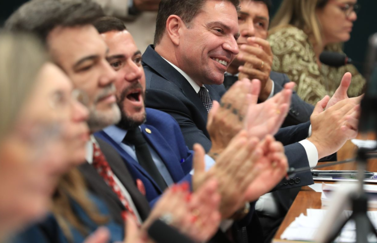 CCJ da Câmara aprova suspensão da ação contra Bolsonaro e Ramagem