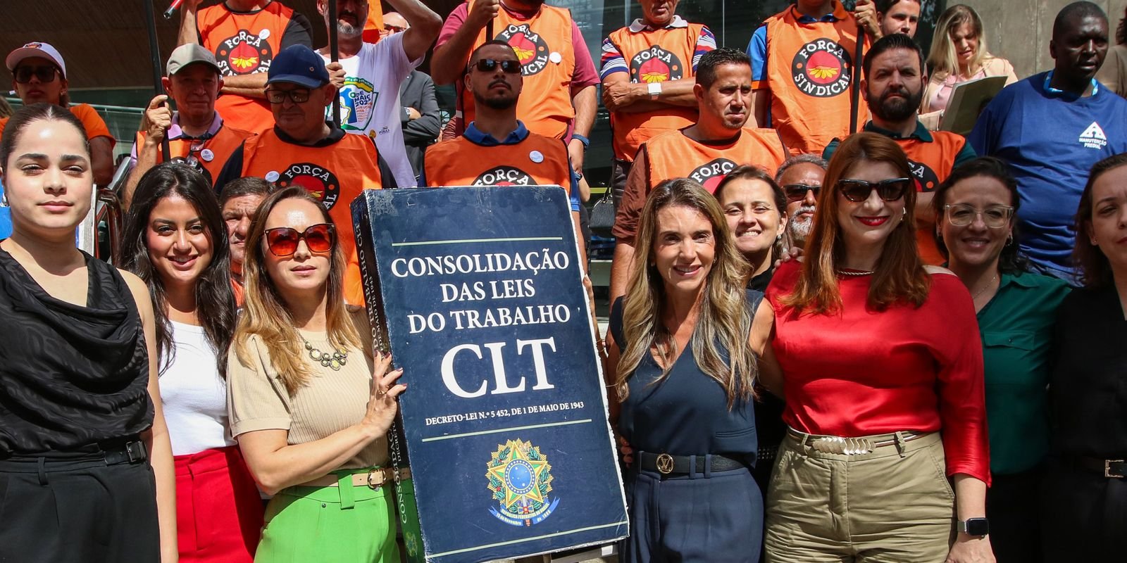 Manifestantes fazem ato em defesa da Justiça do Trabalho em São Paulo