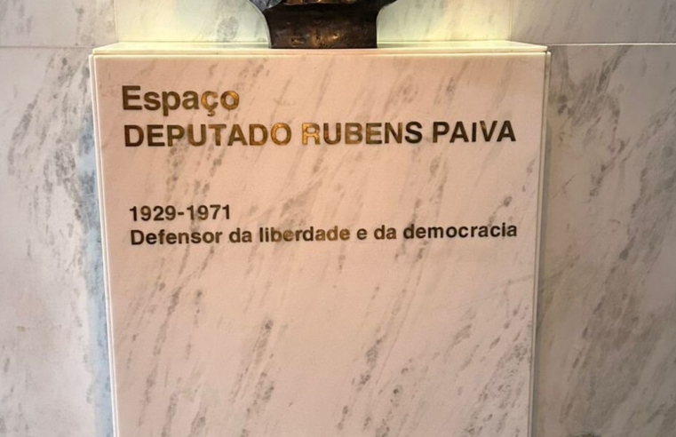 Ato contra PL da Anistia é realizado em frente a busto de Rubens Paiva