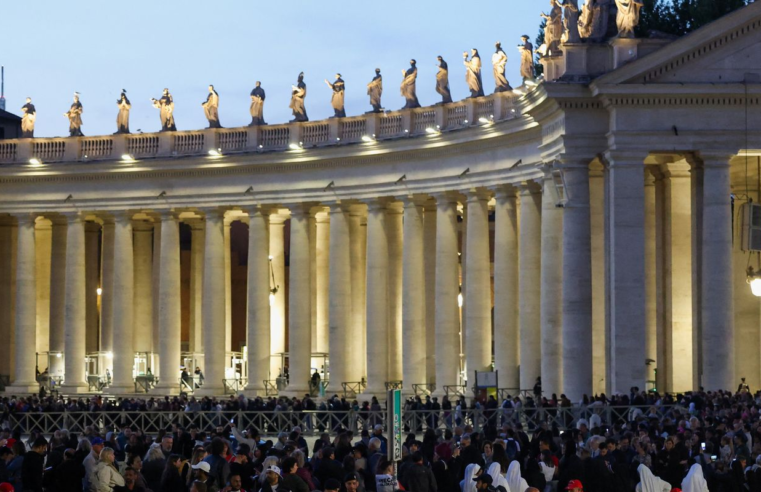 Conclave: Vaticano tem fumaça preta após nova votação do conclave