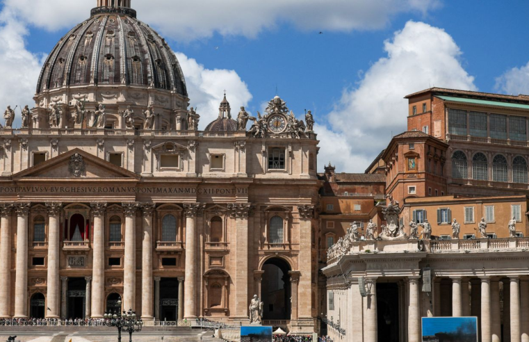 Vaticano registra fumaça branca; novo papa é eleito