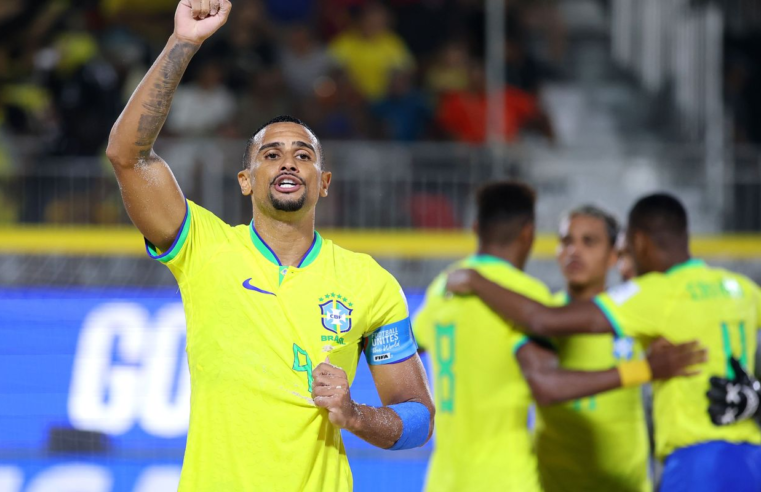 Brasil goleia Espanha e avança à semi do Mundial de futebol de areia