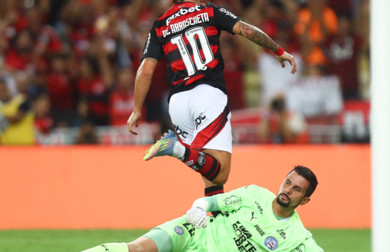 Flamengo vence com gol de Arrascaeta e lidera o Brasileiro