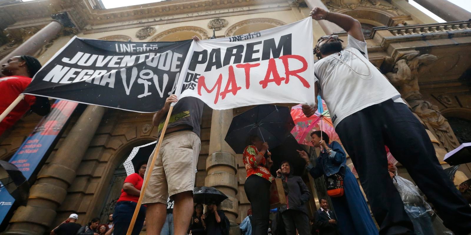 Risco de negro ser vítima de homicídio é 2,7 vezes maior no Brasil