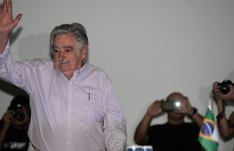 Deputados e senadores brasileiros lamentam morte de Mujica