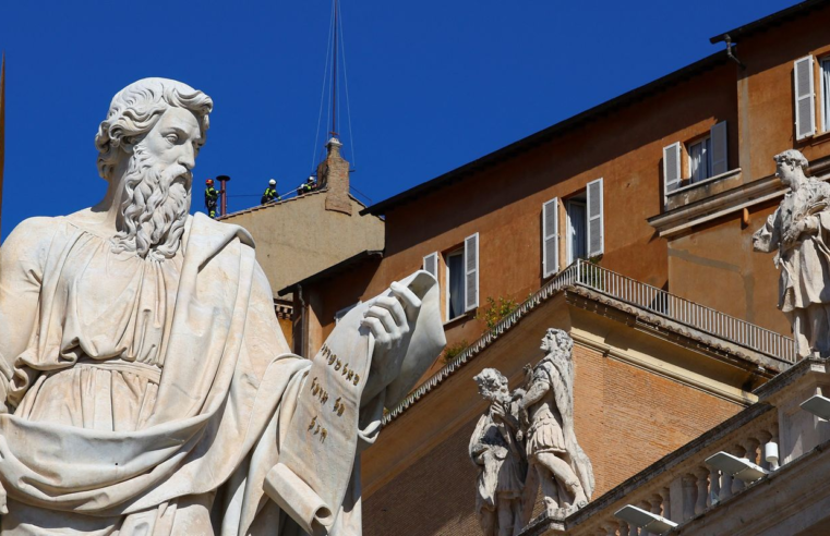 Instalada na Capela Sistina chaminé que anunciará o novo papa