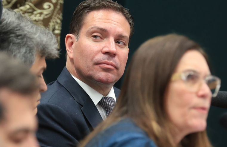 Moraes determina suspensão parcial da ação do golpe contra Ramagem